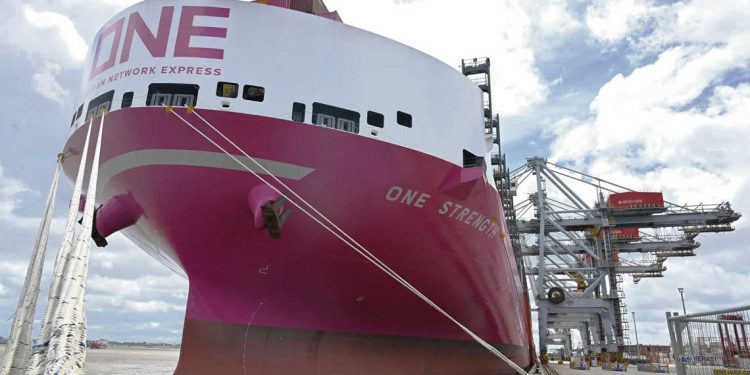 Hito histórico en el Puerto de Montevideo: llega el buque más grande que haya arribado al país