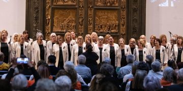 Un canto que une generaciones: 4500 voces mayores celebran la vida en Montevideo