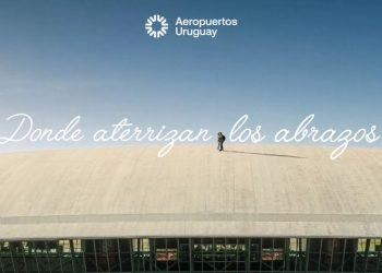 Campaña de Navidad de Aeropuertos Uruguay llega con un abrazo en el icónico techo del Aeropuerto de Carrasco