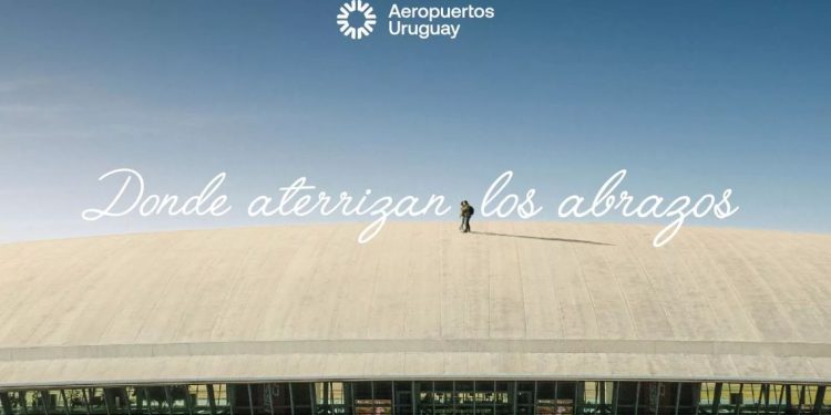 Campaña de Navidad de Aeropuertos Uruguay llega con un abrazo en el icónico techo del Aeropuerto de Carrasco