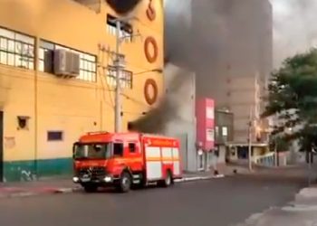 Explosión durante incendio en supermercado de Santana do Livramento dejó cinco bomberos lesionados