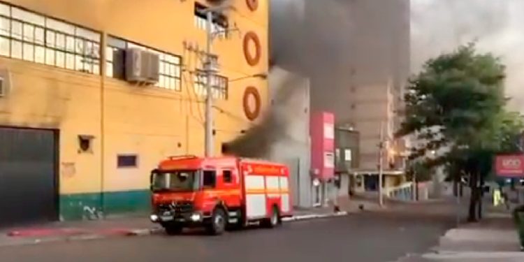 Explosión durante incendio en supermercado de Santana do Livramento dejó cinco bomberos lesionados