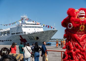Montevideo recibió al buque hospital Ark Silk Road en una visita histórica de la Armada china