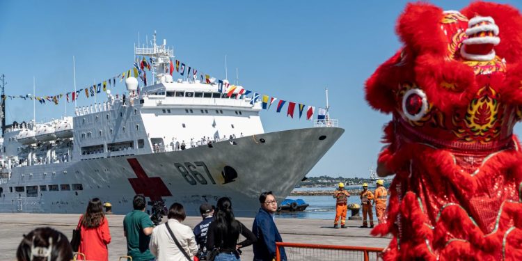 Montevideo recibió al buque hospital Ark Silk Road en una visita histórica de la Armada china