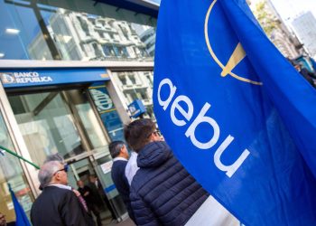 AEBU en conflicto: paros escalonados contra la “caducidad” de derechos históricos