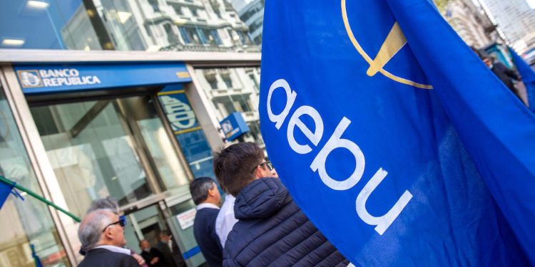 AEBU en conflicto: paros escalonados contra la “caducidad” de derechos históricos