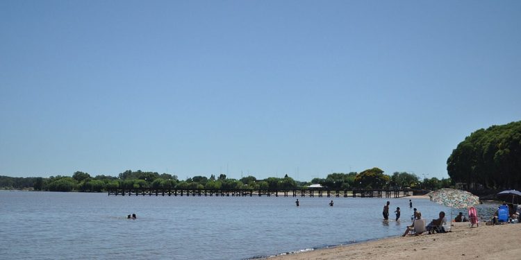 Erupciones en bañistas del Río Uruguay movilizan a autoridades en busca de un organismo desconocido