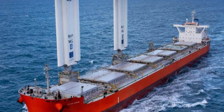 El viento que impulsa el futuro: el primer granelero eólico del mundo surca las costas de Punta del Este