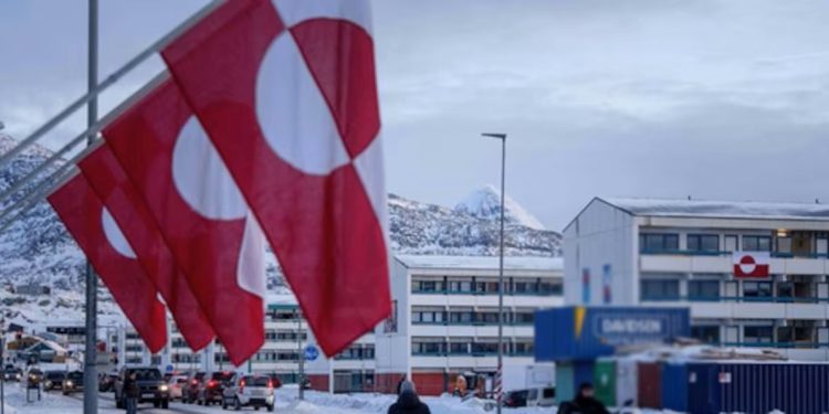 Estalla la tensión por Groenlandia: Trump amenaza con aranceles a ocho países europeos por el despliegue militar