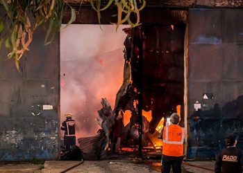 Incendio de grandes proporciones consumió galpón del Mercado Regional de Salto