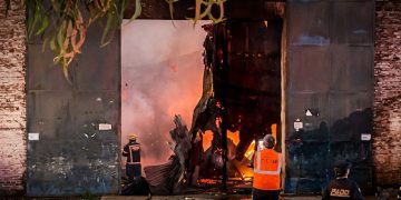 Incendio de grandes proporciones consumió galpón del Mercado Regional de Salto