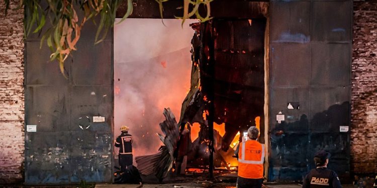 Incendio de grandes proporciones consumió galpón del Mercado Regional de Salto